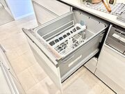面倒なお片づけは食洗機にお任せ！家事の負担が減って、時間にも気持ちにもゆとりができます。