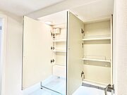 三面鏡の裏に、化粧品や衛生用品などを収納可能。洗面台をすっきりと保ちます！