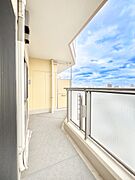 お部屋に開放感と採光をプラスしてくれるバルコニー