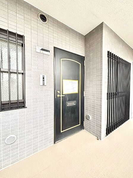 外観「無料オンライン相談」受付中！シンプルで落ち着いた雰囲気の玄関周り