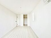 大容量の収納力が嬉しいWIC付きのお部屋でゆったりリラックスタイムが過ごせます！
