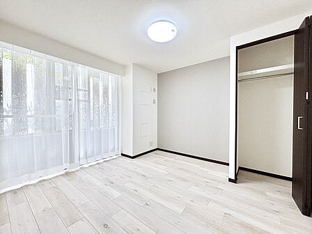 お子さまのお部屋としても！衣類の整理整頓に便利なクローゼット付きの洋室。