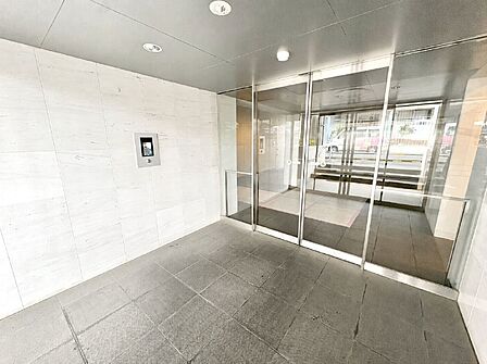 外観 綺麗なエントランスは、居住者を優しく迎えいれてくれます
