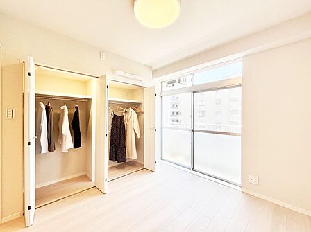 バルコニーが開放感をプラスしてくれる洋室