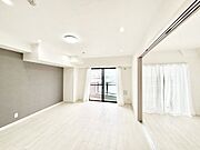 内装「無料オンライン相談」受付中！大きな窓からたっぷりの陽光と風を感じられるリビング