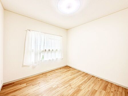 内装「無料オンライン相談」受付中！窓からのやさしい光が心地よいプライベートルーム
