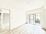 内装「無料オンライン相談」受付中！バルコニーが開放感をプラスしてくれる洋室  