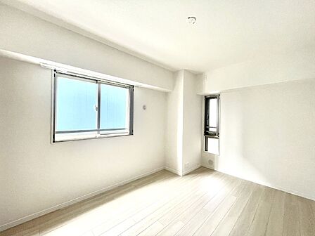 内装「無料オンライン相談」受付中!2面採光の洋室。窓から入り込む陽光がお部屋全体を優しく包み込みます!