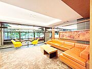外観「無料オンライン相談」受付中！落ち着いた雰囲気のロビー。