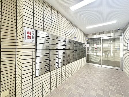 外観「無料オンライン相談」受付中！ポストはエントランス内にあるので雨に濡れず郵便が受け取れますね！