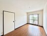 寝室：バルコニーに繋がるお部屋は開放感があります。　