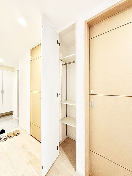 掃除用具や生活雑貨の保管に便利な廊下収納