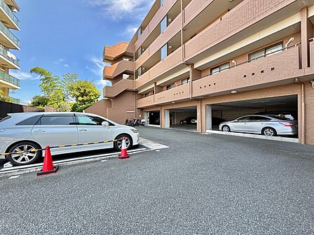外観 敷地内に駐車場施設