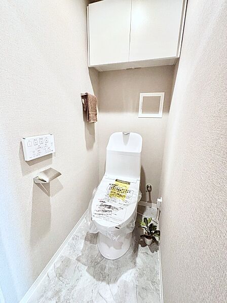 明るく清潔感のあるトイレです。