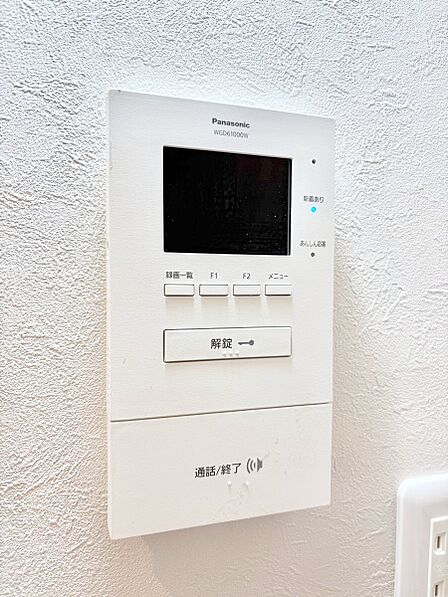 訪問者が一目でわかる安心のTVモニター付きインターホン。