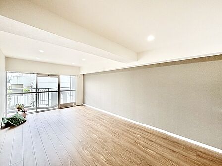 アクセントクロスがオシャレ!おうちの時間も充実しそうなリビングダイニング。
