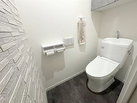 明るく清潔感のあるトイレです。