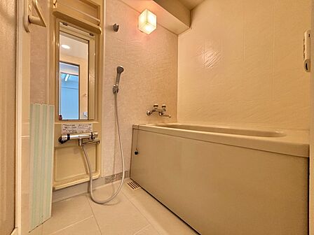 落ち着いた雰囲気でゆっくりお寛ぎいただけるバスルーム