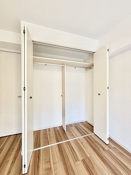 洋室クローゼット。奥行きがあるので厚手の衣類もすっきり収納できます。