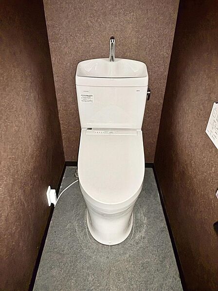 清潔感のあるウォシュレットトイレ。