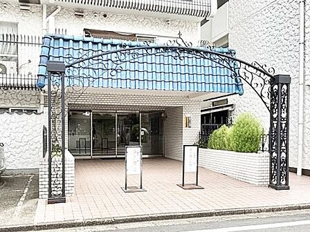 住居者や来訪者を気持ちよくお出迎え。落ち着いた雰囲気のエントランス