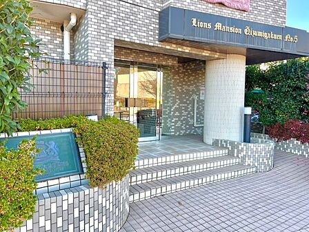落ち着いた外観にマッチしたエントランス