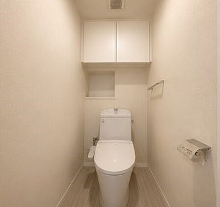 内装「無料オンライン相談」受付中！明るく清潔感のあるトイレです。  