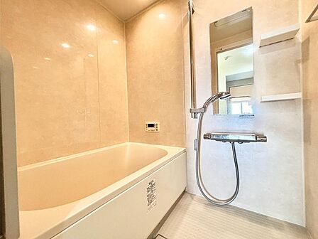 落ち着いた雰囲気でゆっくりお寛ぎいただけるバスルーム
