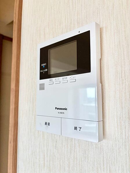 訪問者が一目でわかる安心のTVモニター付きインターホン。