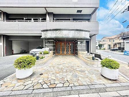 外観 綺麗なエントランスは、居住者を優しく迎えいれてくれます