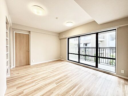 内装「無料オンライン相談」受付中!大きな窓からたっぷりの陽光と風を感じられるリビング