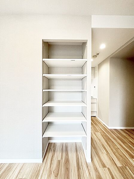 設備「無料オンライン相談」受付中!ここに収納があると物が集まるLDKがスッキリ片付きそうですね。