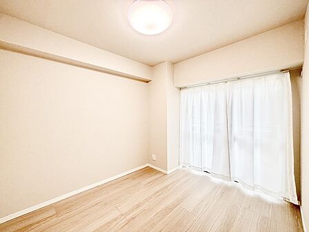 窓からのやさしい光が心地よいプライベートルーム