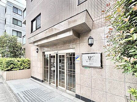 落ち着いた雰囲気のエントランス