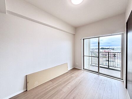 窓からのやさしい光が心地よいプライベートルーム