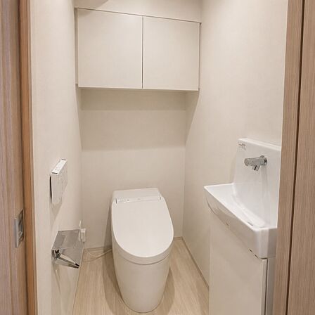 明るく清潔感のあるトイレです。