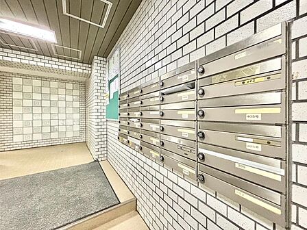 ポストはエントランス内にあるので雨に濡れず郵便が受け取れますね!