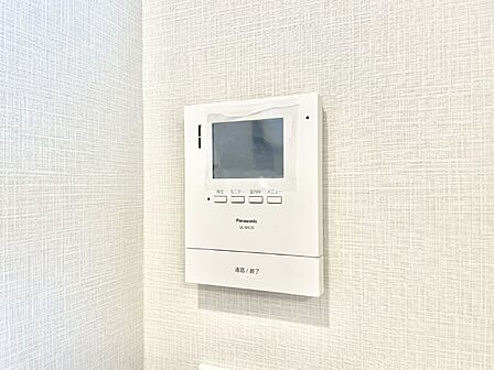 訪問者が一目でわかる安心のＴＶモニター付きインターホン。   
