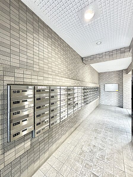 ポストはエントランス内にあるので雨に濡れず郵便が受け取れますね！