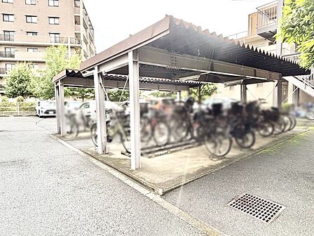 駐輪場は屋根付き