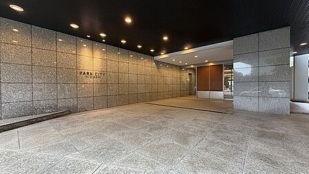 落ち着いた雰囲気のエントランス