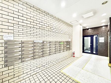 ポストはエントランス内にあるので雨に濡れず郵便が受け取れますね!