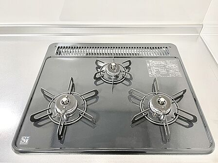 ガスコンロはSiセンサー搭載。火力調節や焦げ付き・消し忘れも防いでくれます。