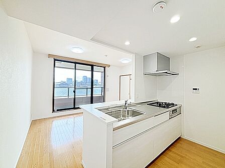広くて使い勝手のよいキッチン、ご自慢のお料理で家族の笑顔が広がります