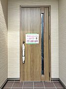 大切な家族、来客を出迎える玄関。