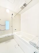1日の疲れをリフレッシュしてくれる明るく清潔感のあるバスルーム