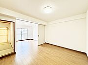 隣接の洋室を開放すればさらに広々空間に