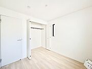やさしい光がさしこむ居室はしっかり収納付き