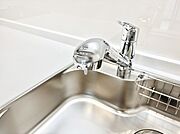いつでも清潔なおいしいお水を。一つの水栓で水道水と浄水を使い分け。