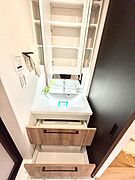 三面鏡の裏に、化粧品や衛生用品などを収納可能。洗面台をすっきりと保ちます！